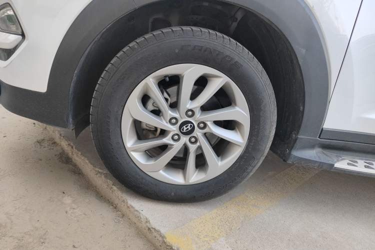 Used Hyundai Tucson 2015 1.6T Dual-Clutch Two-Wheel-Drive Smart Model Left Front Wheel Hub