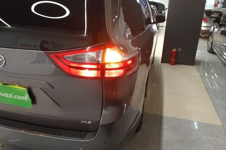 Used Toyota Sienna 2019 3.5L Two-Wheel Drive LE Trim 7 Seats U.S. Specification