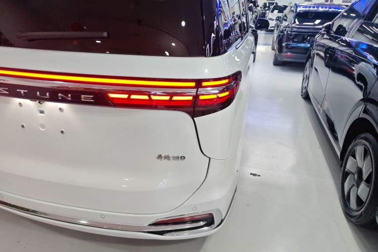 Used Bestune M9 2023 2.0T Prestige Edition
