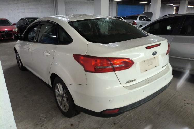 Used Ford Focus 2015 Sedan 1.6L Manual Fashion Edition
