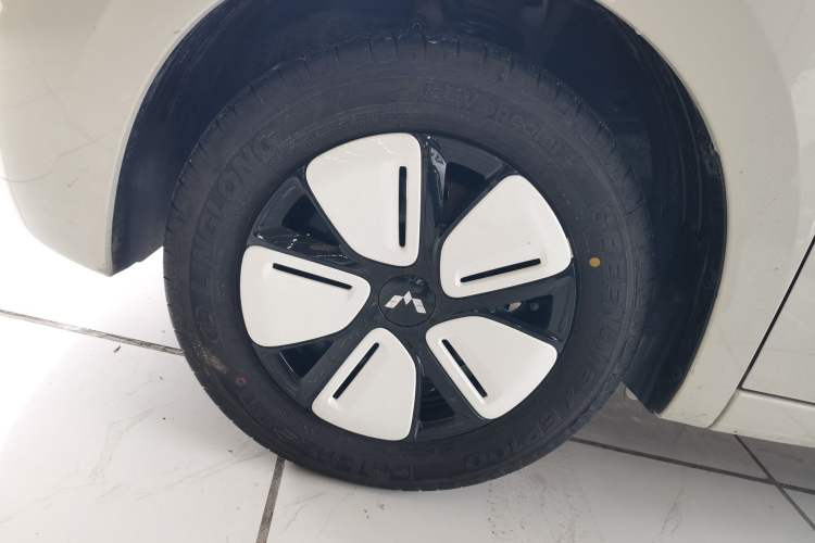 Used Wuling Hongguang MINIEV 2025 Four-Door Version Advanced Edition Left Front Wheel Hub