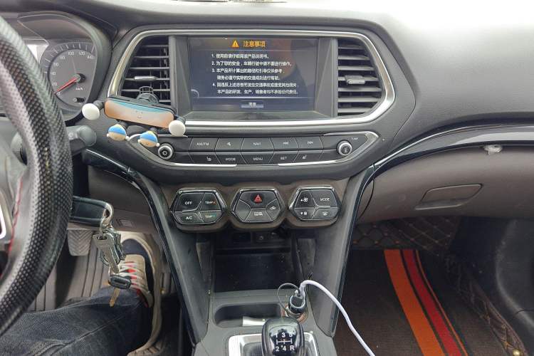 Used GAC Trumpchi GS4 2017 235T Manual Two-Wheel Drive Luxury Edition Audio And AC Panel