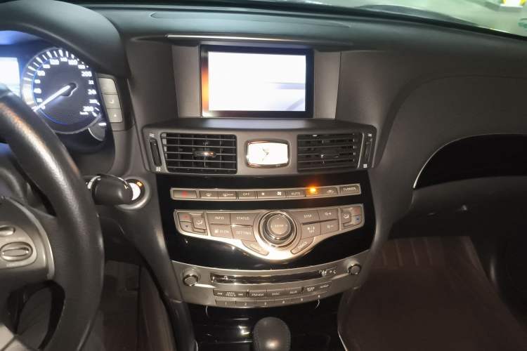 Used Infiniti Q70 2017 Q70L 2.5L Elite Edition Audio And AC Panel