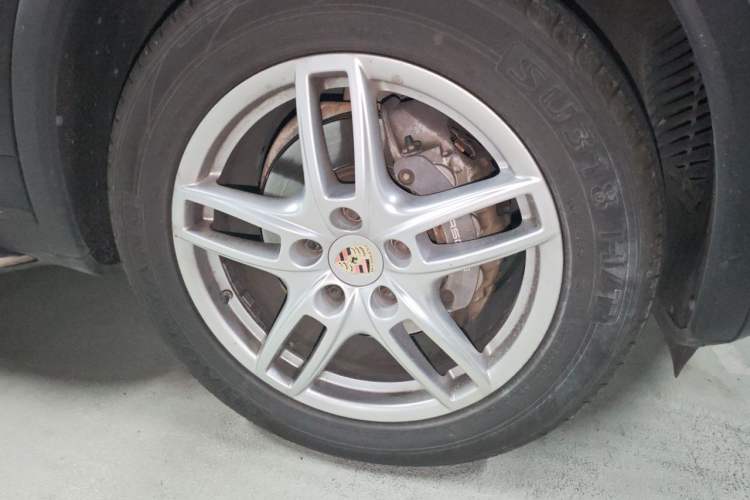 Used Porsche Cayenne 2011 Cayenne 3.0T Right Front Wheel Hub