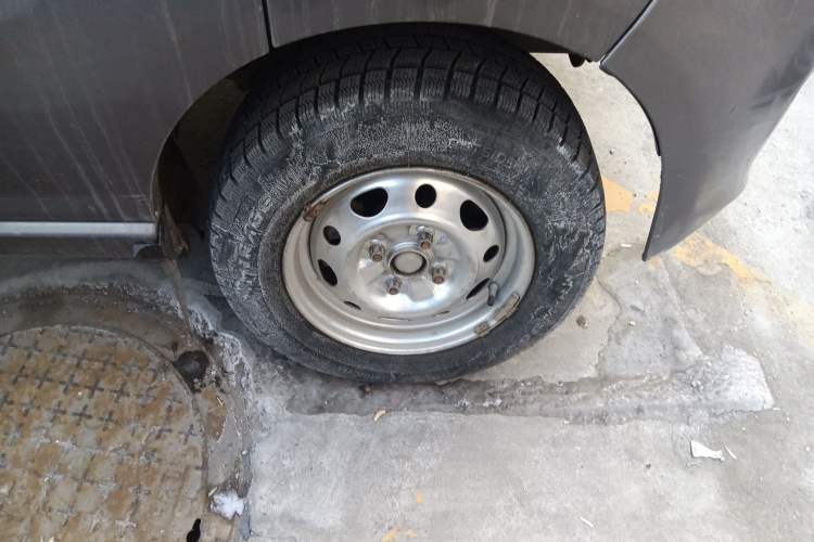 Used BAIC Weiwang 205 2013 1.0L Joy version Right Front Wheel Hub