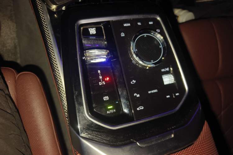 Used BMW 7 Series 2023 740Li Luxury Edition M Sport Package Gear Lever