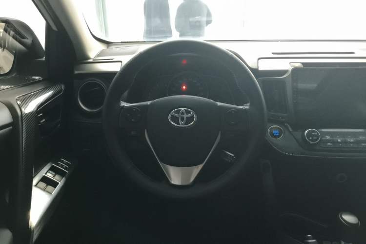 Used Toyota RAV4 2016 2.0L CVT Two-Wheel Drive Comfort Edition China V Standard Steering Wheel