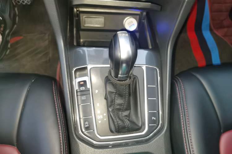 Used Volkswagen Golf Sportsvan 2016 230TSI Automatic Trend Edition Gear Lever