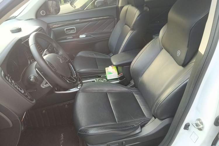Used Mitsubishi Outlander 2019 2.4L 4x4 Zhi Xiang Edition 7 Seats China VI Standard

