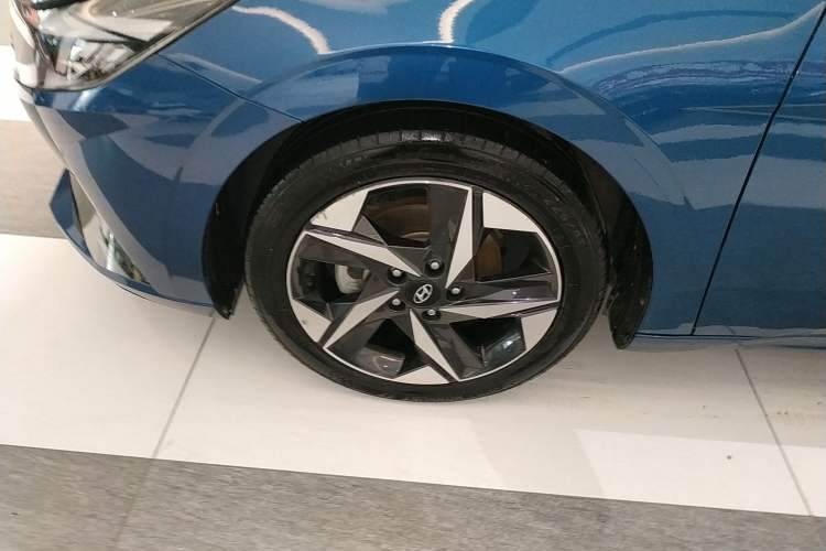 Used Hyundai Elantra 2021 1.5L CVT LUX Prestige Edition Exterior 4