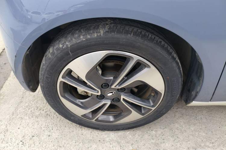 Used ORA Black Cat 2022 351 km Range Luxury Version Lithium-Ion Battery Left Front Wheel Hub