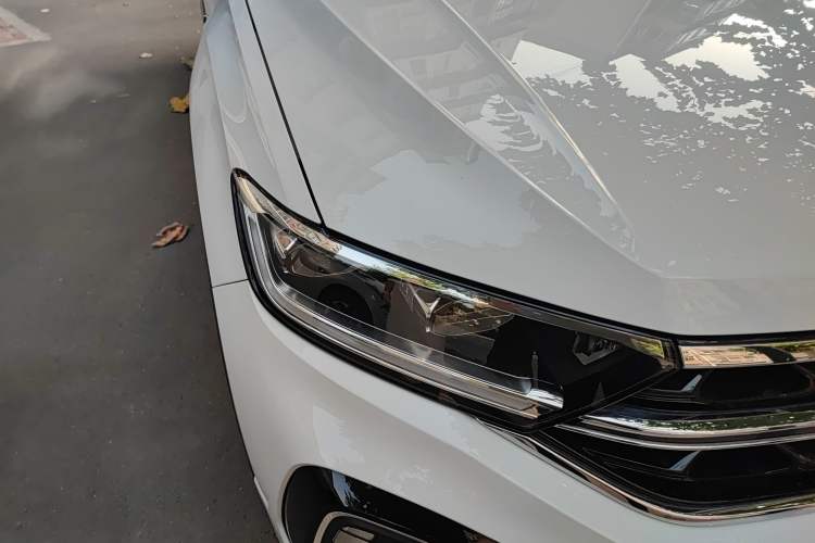 Used Volkswagen T-ROC 2024 300TSI DSG Two-Wheel-Drive Chen Guang Edition Right Front Headlight