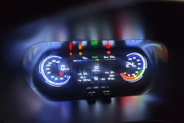 Used CHANGAN KAICHENG Ruixing EM80 2025 Wealth Edition Passenger Version Comfortable Model 6 Seats 300km Side-Hinged Doors Instrument Cluster