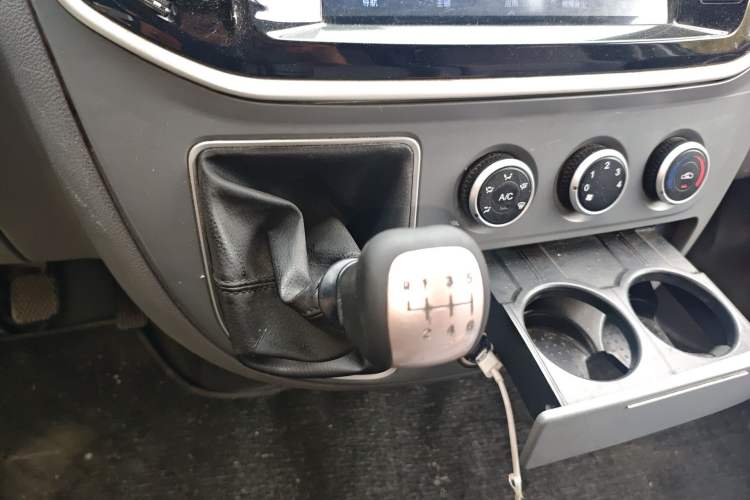 Used SAIC MAXUS Xintu V80 2019 2.5T Classic Model 6-Speed Manual – Aoyuntong Modified Version with Long Wheelbase High Roof and 7 Seating Capacity
