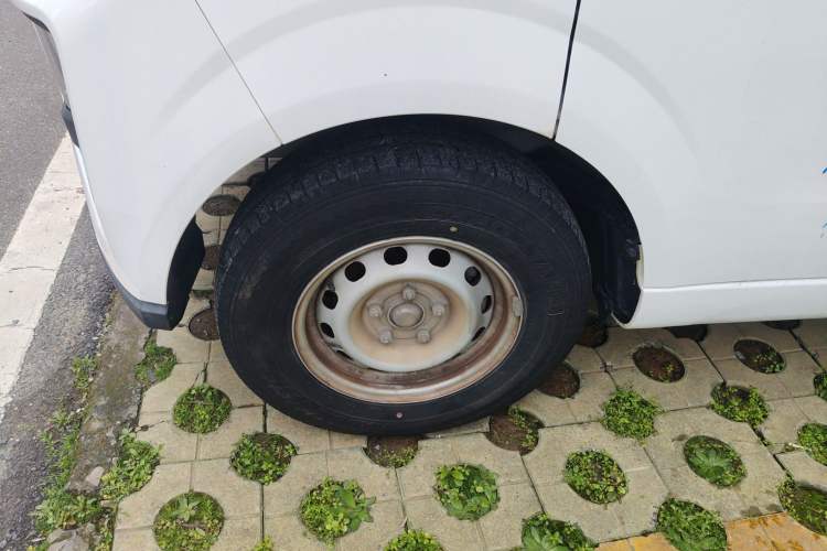 Used Farizon Xingxiang V 2023 V6E Zhonghang Lithium Battery 38.64kWh Value Edition Left Front Wheel Hub
