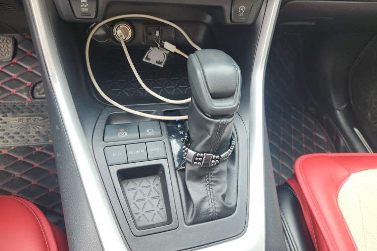 Used Toyota Wildlander 2022 Updated Version 2.0L CVT Two-Wheel Drive Leading Edition Gear Lever