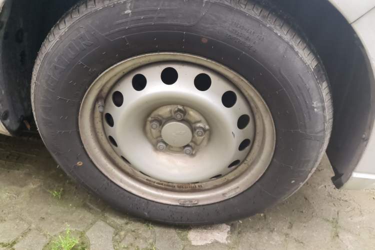 Used Wuling Hongguang PLUS 2020 1.5L Manual Standard Edition 5 Seats Right Front Wheel Hub