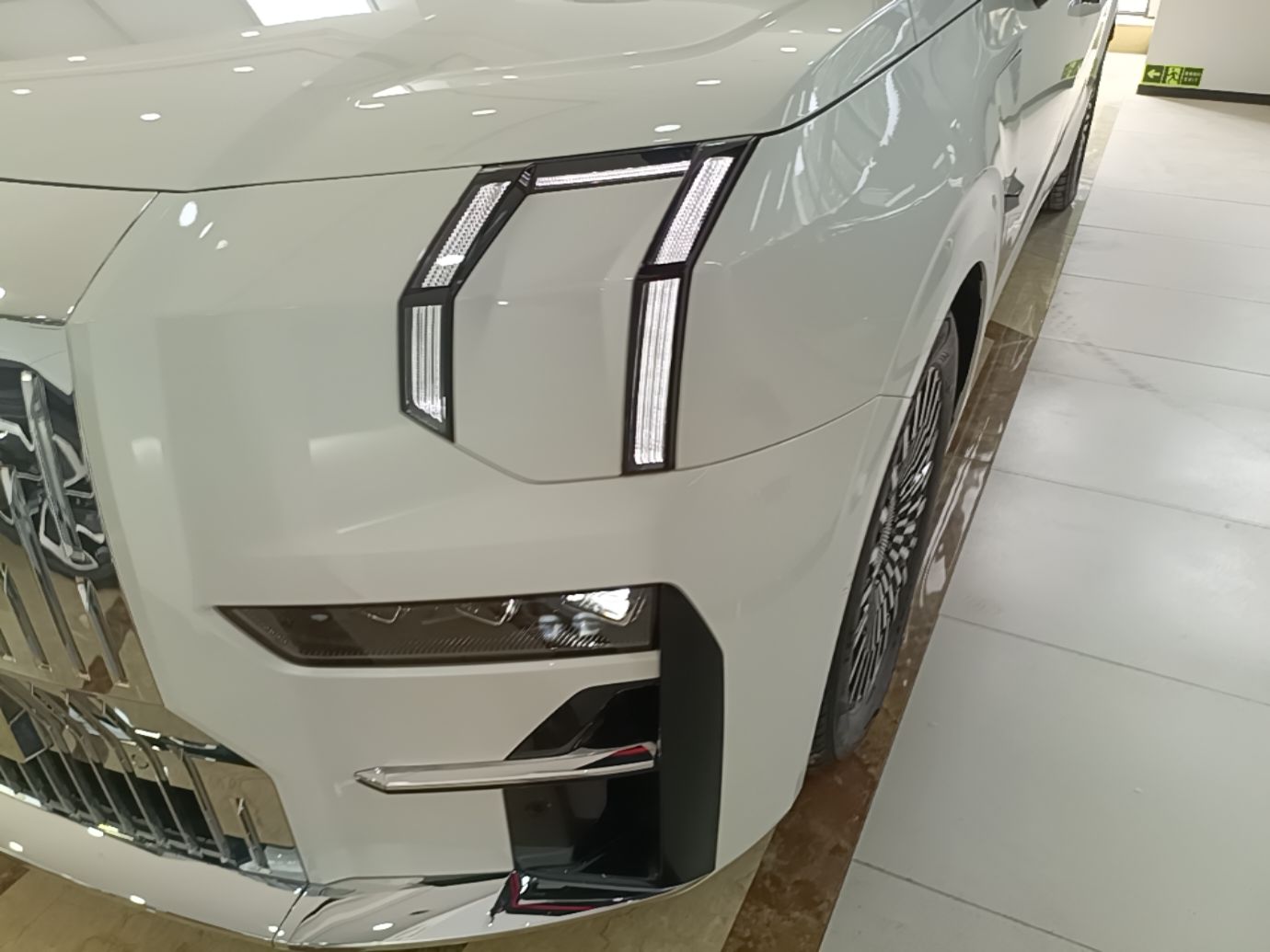 Zeekr 009 2024 7-Seater Walk-Through Version Four-Wheel Drive 108 kWh — снимка 8