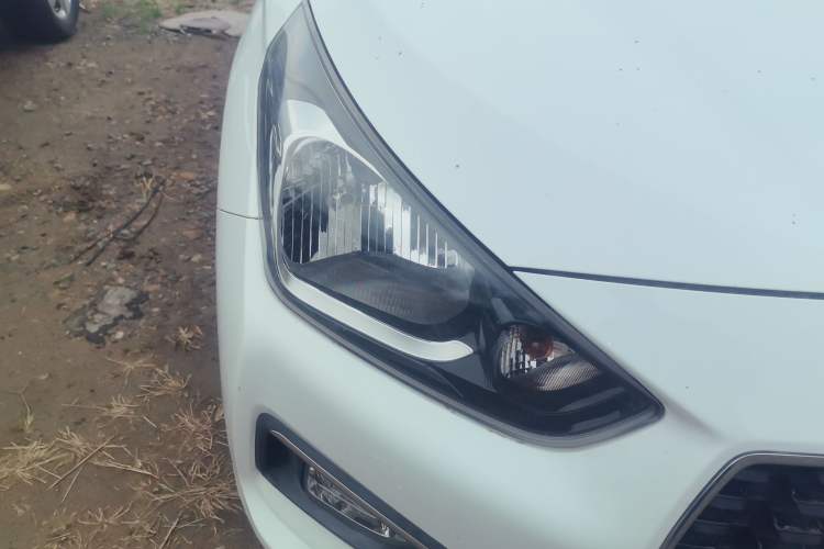 Used Hyundai Verna (older generation) 2017 1.4L Manual Colorful Skyroof Version China V Standard Right Front Headlight