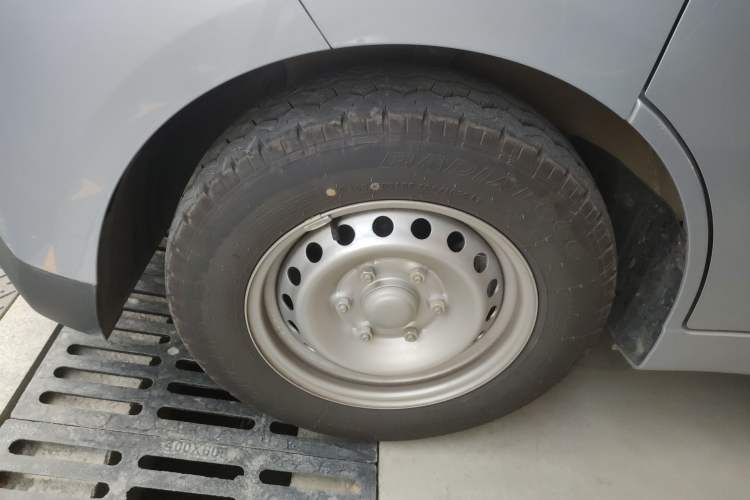 Used Wuling Yangguang 2024 300KM Comfort Version Passenger Van 75kW
