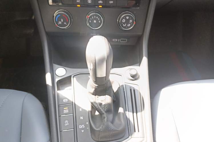 Used Volkswagen Lavida 2024 1.5L Automatic Starry Sky 5 Million Edition Gear Lever