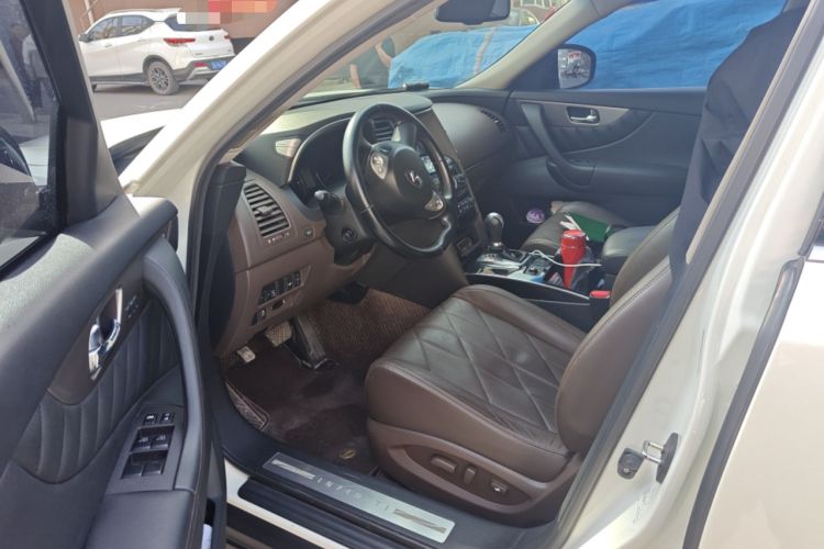 Used Infiniti QX70  Driver Seat