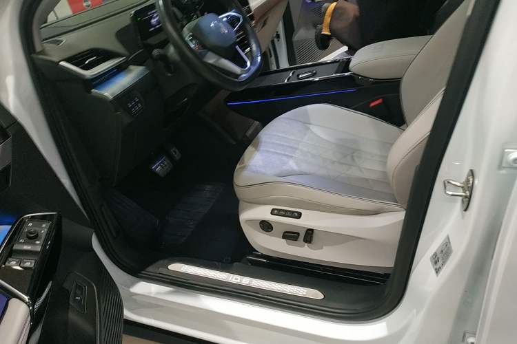 Used Volkswagen ID.6 X 2022 Kinergy Four-Wheel Drive Edition Left Front Seat