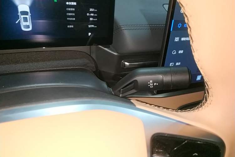 Used Geely Galaxy A7 2025 Model EM-i 150km Starship Edition Gear Lever