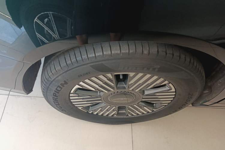 Used Geely Galaxy LEVC L380 2024 140-Degree 6-Seater All-Wheel-Drive Ultra