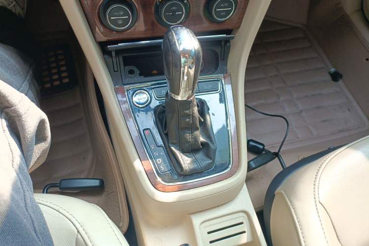 Used Volkswagen Lavida 2013 1.4TSI DSG Luxury Edition Gear Lever