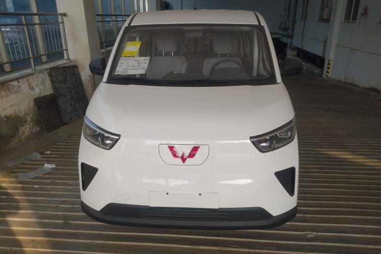 Used Wuling Yangguang 2024 300KM Comfort Version Passenger Van 75kW