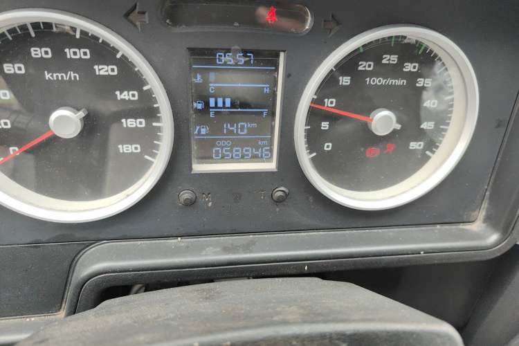 Used Iveco Daily 2020 2.5T A35 Passenger Van Single-Tire Mid-Roof Design 5-9 Seats China V Emission Standard