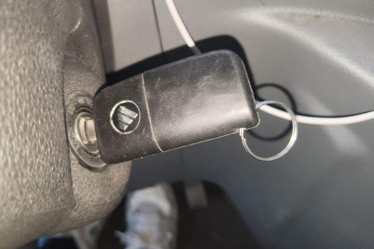 Used Foton Toano 2023 Joy Elephant Multi-Function 2.0T Manual Long-Wheelbase Mid-Roof Model with Single Rear Tire Available in 5/6/7/9-Seater Configurations