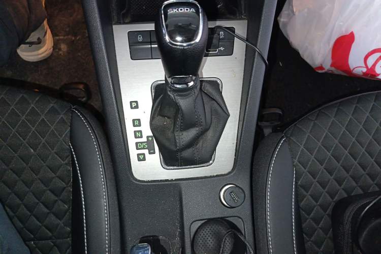 Used Skoda Octavia 2019 1.5L Automatic Smart Drive Luxury Edition China VI Standard Gear Lever