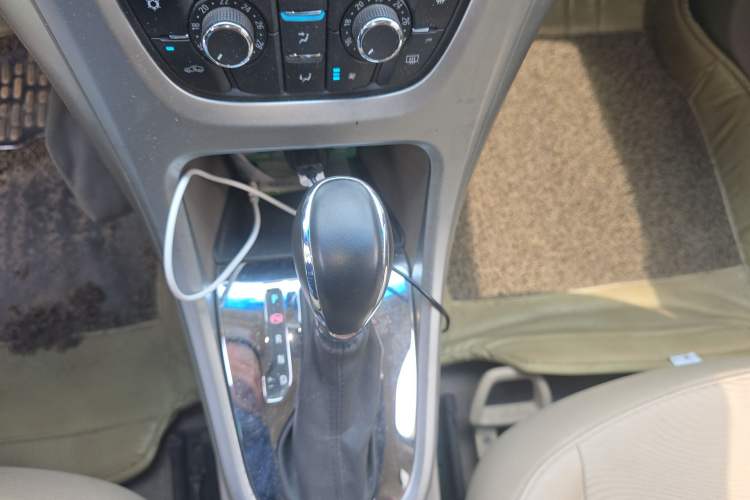 Used Buick GT 2013 GT 1.6L Automatic Fashion Edition Gear Lever