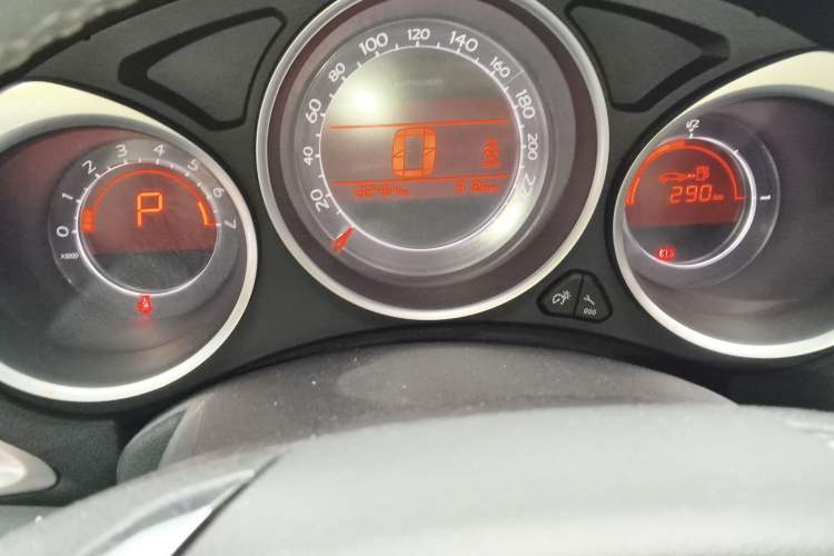 Used Citroen C4L 2013 1.8L Automatic Jingzhi Edition Odometer Close Up