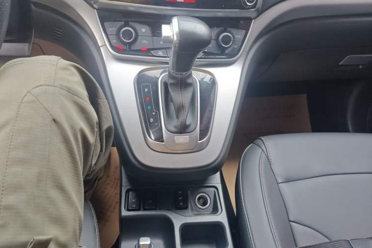 Used Haval H6 2015 Sport Edition 1.5T Automatic Two-Wheel Drive Luxury Model Gear Lever