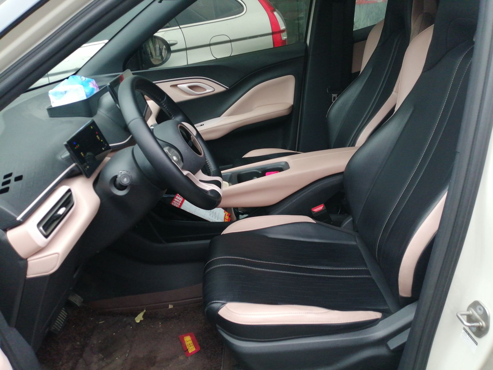 المقاعد الأمامية داخل السيارة