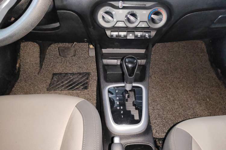 Used Kia Pegas 2017 1.4L Automatic Value Edition Gear Lever