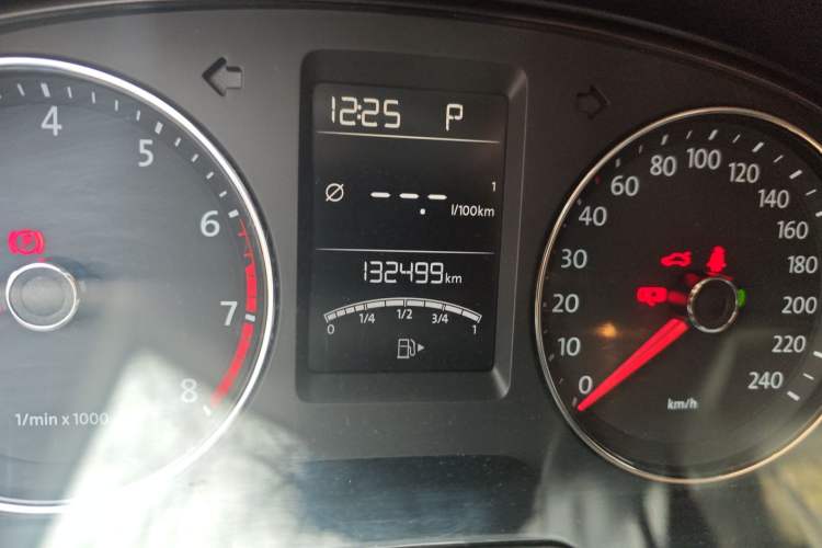 Used Volkswagen Lavida 2013 1.6L Automatic Luxury Edition Odometer Close Up