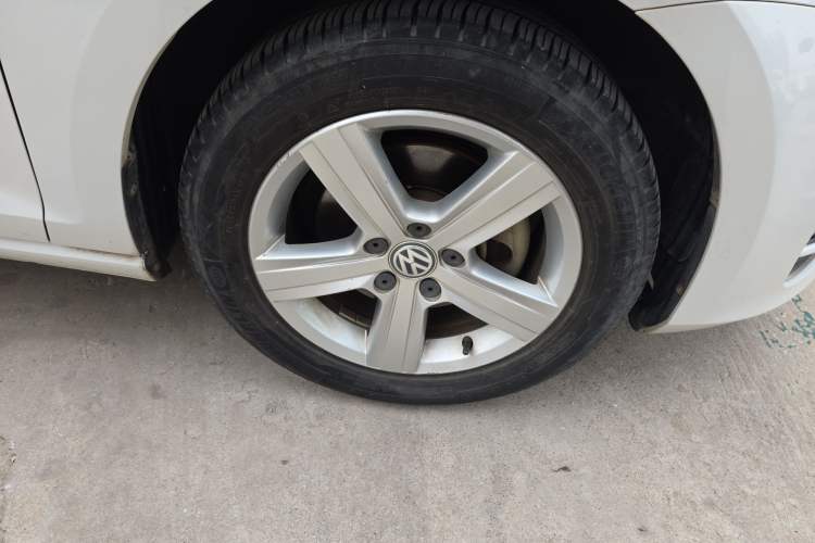 Used Volkswagen Golf 2015 1.4TSI Automatic Comfort Model Right Front Wheel Hub