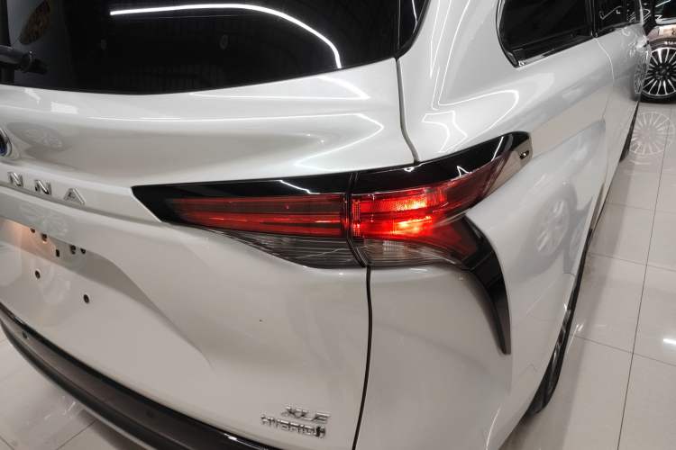 Used Toyota SIENNA 2023 2.5L Hybrid Luxury Edition Right Rear Taillight