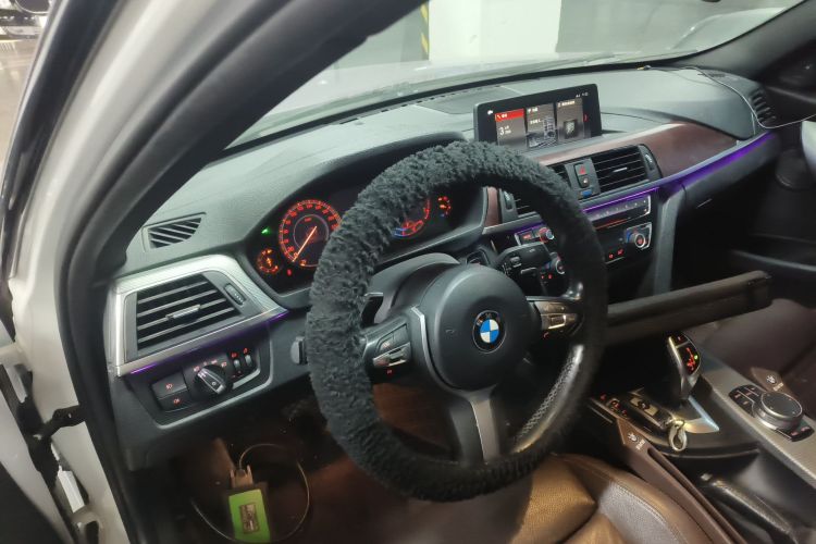 Used BMW 3 Series 2019 320i M Sport Night Edition Center Console