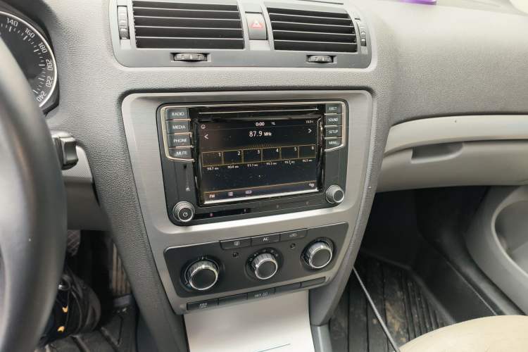 Used Skoda Octavia 2013 2.0L Automatic Yijie Edition Audio And AC Panel