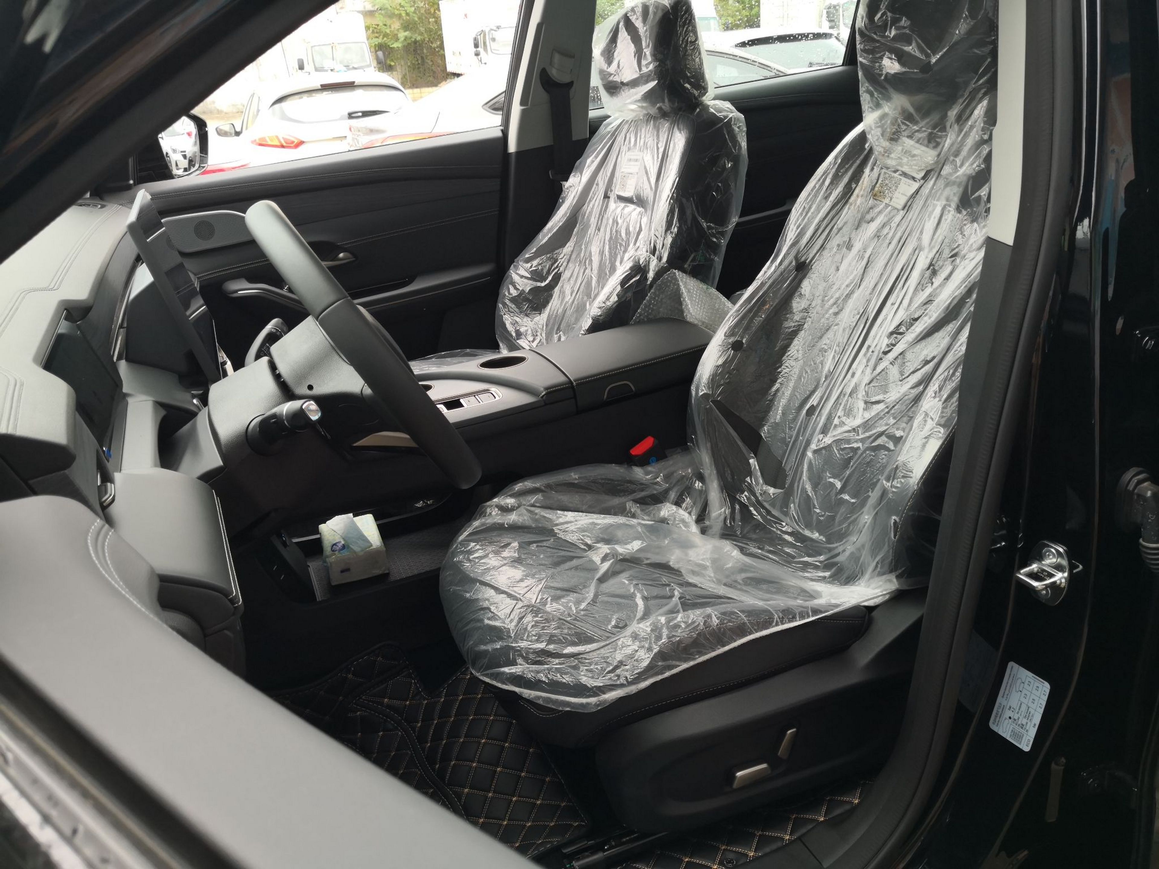 المقاعد الأمامية داخل السيارة