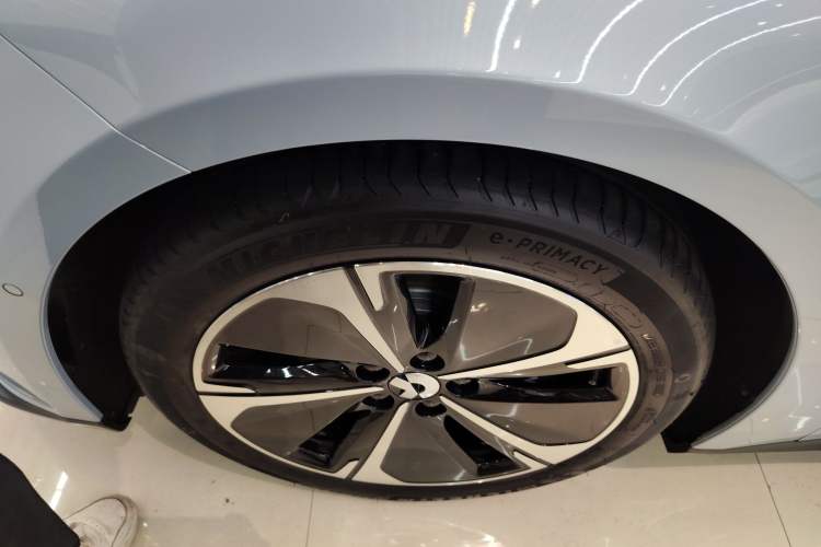 Used Nio ET5T 2023 75 kWh Touring Left Front Wheel Hub