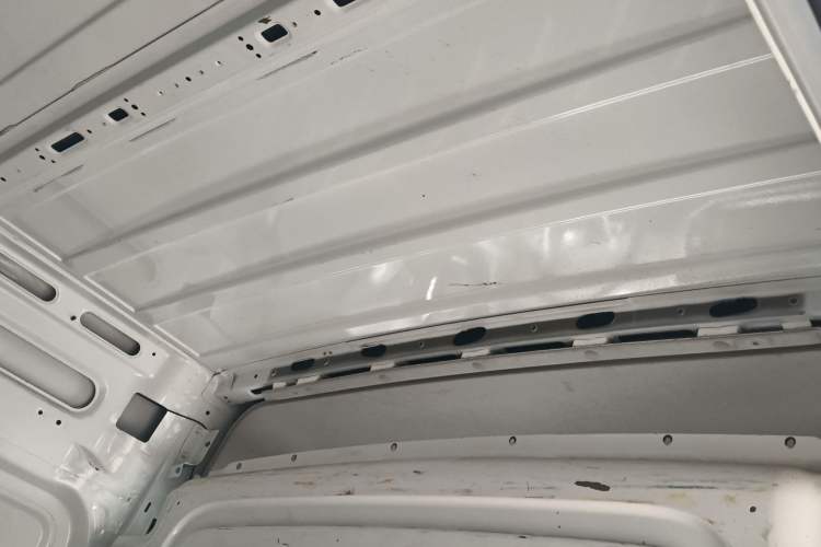 Used SAIC MAXUS Xintu V80 2023 2.0T AMT Classic City Distribution King Short Wheelbase Mid-Roof 3-Seater