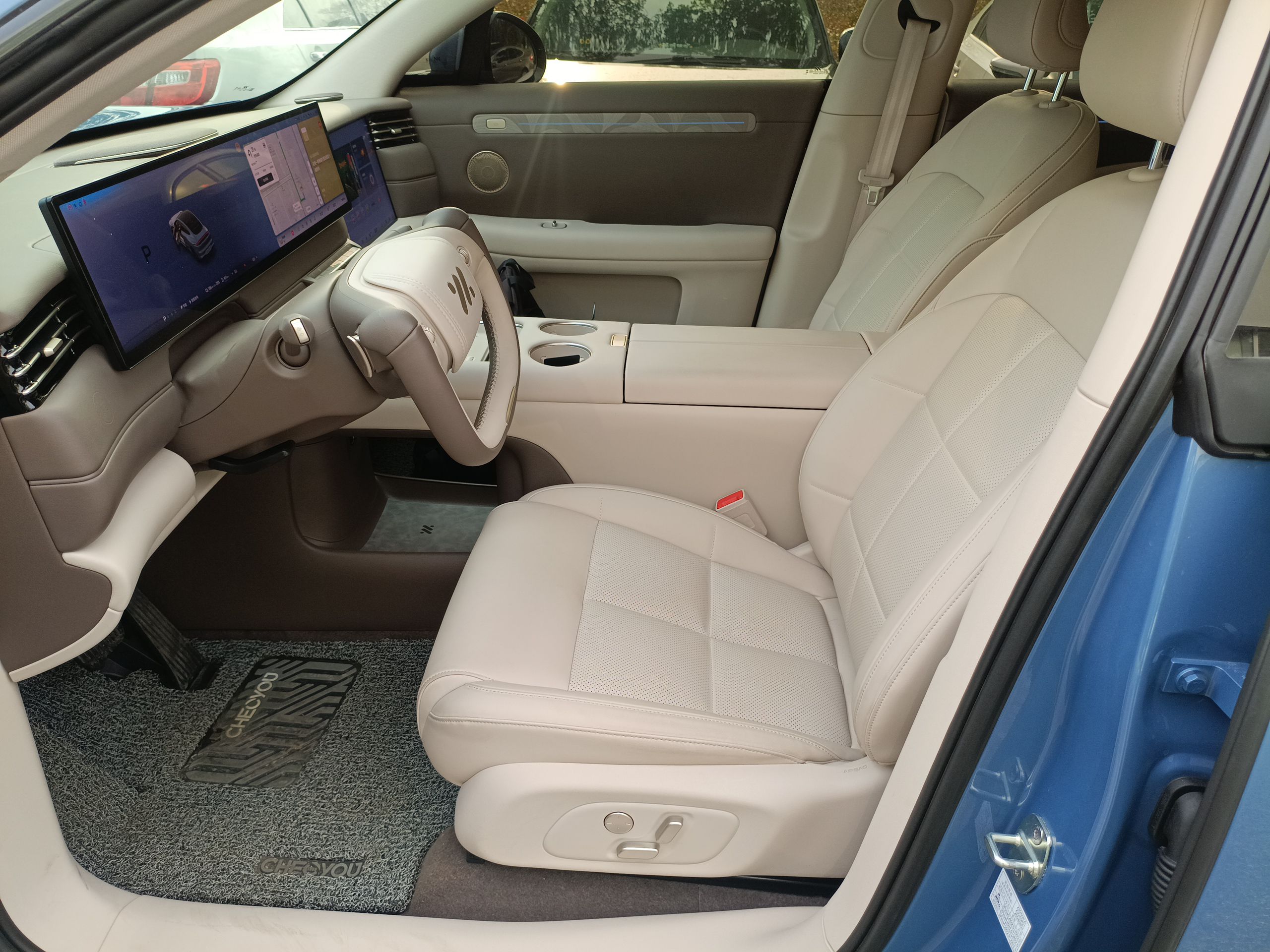 المقاعد الأمامية داخل السيارة