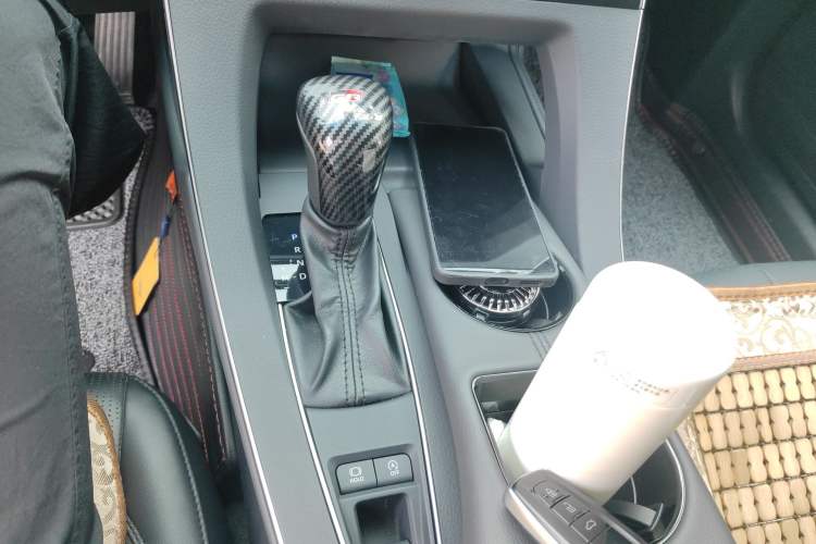 Used Toyota Avalon 2019 2.0L Luxury Edition China VI Standard Gear Lever