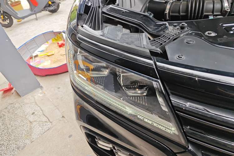 Used Roewe RX8 2019 30T Smart Connectivity Four-Wheel Drive Supreme Flagship Edition Right Front Headlight